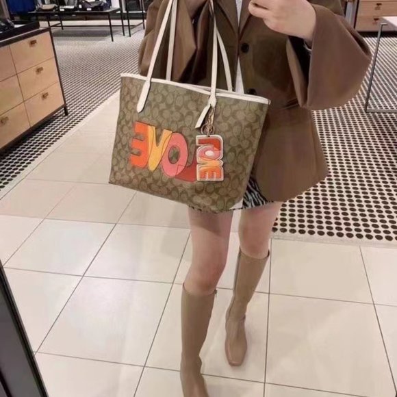 COACH City Tote In Signature Canvas With Love Print c2810 - Picture 4 of 11